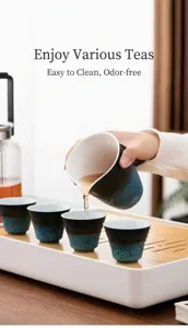 Set da tè kung fu in ceramica con bricco e tazze, elegante design con onde blu.