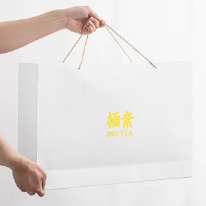 Borsa regalo in carta bianca con manici in corda e logo stampato per set da tè di lusso.