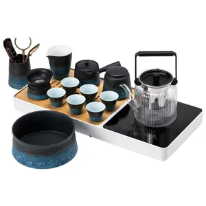 Bollitore elettrico automatico e set da tè kung fu in ceramica con vassoio di bambù.