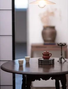 Zinn Teekannenhalter und kung fu tee set Detailansicht im traditionellen chinesischen Teeraum.
