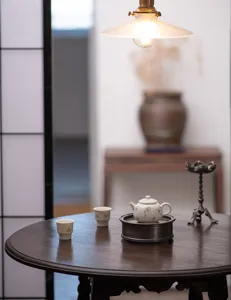Set da tè in ceramica cinese tradizionale in stile zen posizionato su un tavolo di legno.