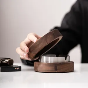 Posacenere in legno di noce con inserto in acciaio inox, design moderno per ufficio.