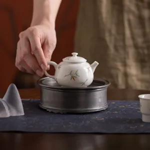 Teiera in ceramica tradizionale con set di vassoio da te in peltro per decorazione cerimoniale
