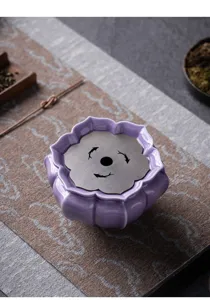 Cuenco de residuos de té de cerámica de loto morado con tapa metálica para ceremonia.
