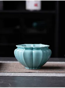 Vista detallada del cuenco para residuos de té de cerámica celadón, accesorio.