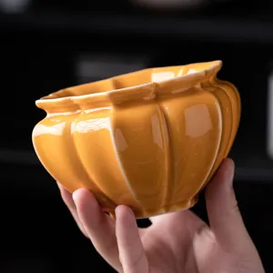 Cuenco de ceramica amarilla para residuos de te lavatazas acanalado ceremonia japonesa.