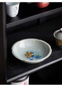 Détail sous-tasse en céramique pivoine peinte main, soucoupe glaçure craquelée thé.