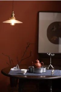 Vista detallada de un juego de té kung fu vintage con tetera de arcilla y bandeja de estaño.