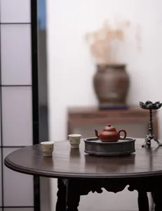 Vista detallada de un juego de té kung fu tradicional chino con tetera y tazas elegantes.