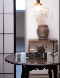 Altes Zinn Teetablett Set mit Keramik Teekanne und Tassen fuer traditionelle Teezeremonie