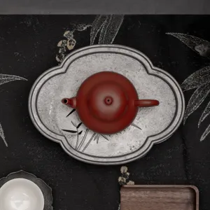 Set de té chino kung fu tradicional con tetera de arcilla en bandeja de estaño.