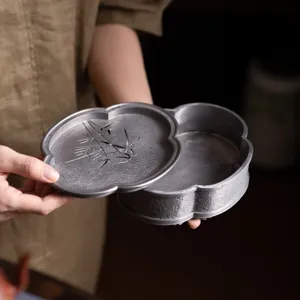 Contenedor de té de estaño artesanal en forma de ciruela con grabado de bambú para té.
