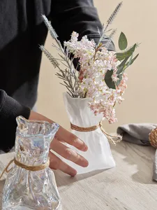 Nordische Origami Glasvase, unregelmäßige Papiertütenform mit Kordel, moderne Deko.