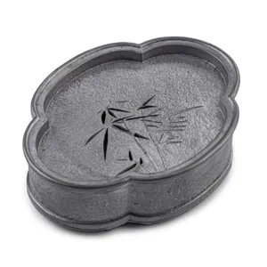 Bandeja soporte de tetera de estaño con diseño tallado de bambú para juego de té.