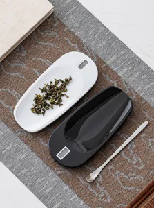 Vista de cerca detallada de la báscula de té electrónica con pantalla digital y cuchara.