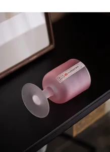 Dettaglio calice in vetro smerigliato vintage rosa sakura, elegante tazza cocktail casa.