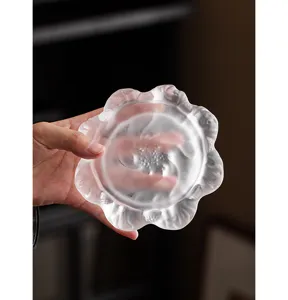 Exquisites Teekannen-Tablett aus mattiertem Glas in Lotusform, elegantes Tee-Accessoire.