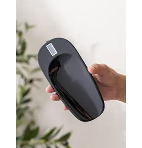 Detalle de báscula de té electrónica, cuchara dosificadora de té digital negra con LCD.