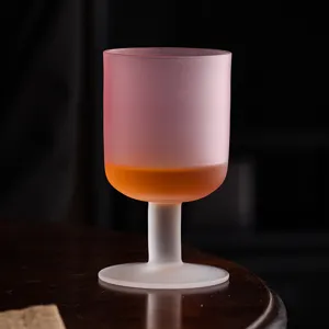 Calice in vetro di cristallo satinato vintage, elegante coppa da cocktail rosa per la casa.
