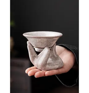 Support de filtre à thé en céramique en forme de main avec glaçure craquelée glacée.