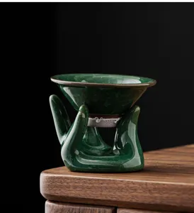 Passoire à thé en céramique avec émail craquelé vert foncé, accessoire élégant pour thé kung fu.