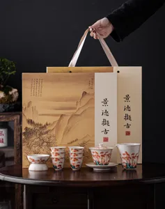 Detailansicht des traditionellen chinesischen Bambuskeramik Tee-Sets mit edler Geschenkbox