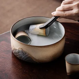Grote keramische thee wasbak voor kung fu theeservies met berg reliëf textuur en kopjes.