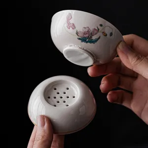 Handgemaakte keramische theezeef met bloemenpatroon, traditioneel Chinees kung fu thee-accessoire.