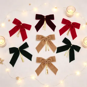 Vista detallada de lazos de terciopelo con borlas doradas, ideales para regalos y decoración.