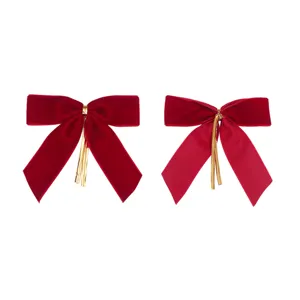 Primer plano del lazo de terciopelo rojo con hilos dorados para regalos y decoración navideña.