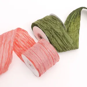 Détail du ruban en polyester froissé avec texture plissée pour nœuds DIY et emballages cadeaux.