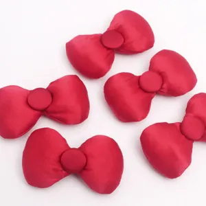 Détail de nœud en satin rouge, idéal pour les accessoires de cheveux DIY et décorations de fête.