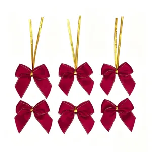 Hermosos lazos rojos de tela navideños con borde dorado y cintas para árbol y corona
