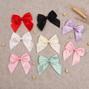 Fiocchi di nastro in raso colorato per artigianato fai da te e confezioni regalo.