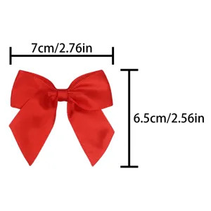 Dettaglio fiocco in nastro di raso rosso, dimensioni precise 7x6,5 cm per confezioni regalo.