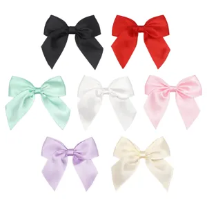 Vista di fiocchi in raso colorato, perfetti per confezionare regali e accessori artigianali DIY.