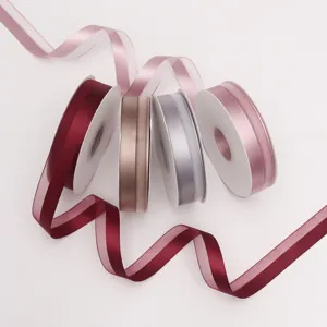 Rotoli di nastro in raso con bordo trasparente per confezioni regalo, bouquet e decorazioni.
