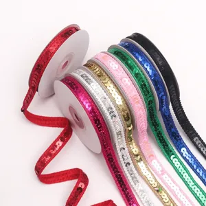 Detalle de cintas de lentejuelas coloridas, diseño de borde ondulado brillante para manualidades.