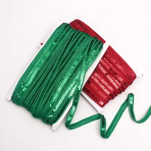Detalle de cinta de lentejuelas roja y verde, ideal para decoración navideña y manualidades DIY.
