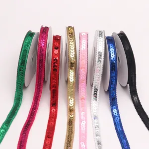 Cintas de lentejuelas de colores en carretes para costura, decoraciones navideñas y ropa festiva.