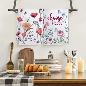 Vista dettagliata di asciugamani da cucina appendibili con motivi floreali ad acquerello.