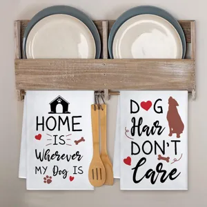 Vue détaillée de torchons de cuisine suspendus sur un support en bois, avec motifs de chien.