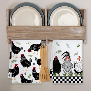 Dettaglio strofinaccio da cucina stile fattoria con motivo gallo in bianco e nero e mensola.