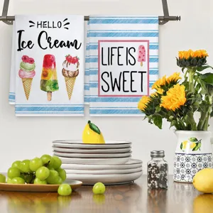 Détail de torchon de cuisine imprimé crème glacée d'été avec texte vif et microfibre douce.