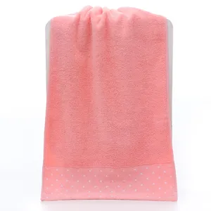Katoenen gezichtshanddoek detail, zachte roze huishoudelijke handdoek met schattige stipzoom.
