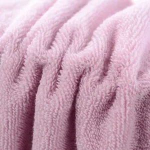 Immagine principale di asciugamano in cotone rosa morbido con struttura spugnosa per uso quotidiano.