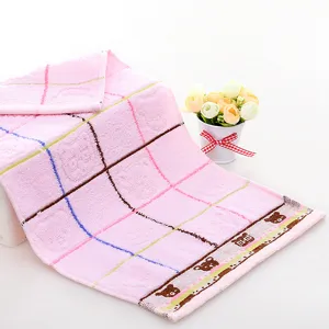 Asciugamano per bambini rosa a quadri con disegno di orsetto, puro cotone molto assorbente.