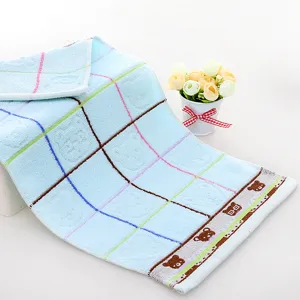 Asciugamano per bambini in morbido cotone con fantasia orsetto jacquard, dettaglio spugna.