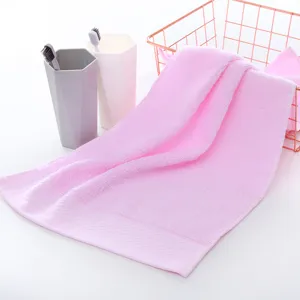 Weiches rosa Baumwollhandtuch für den täglichen Gebrauch im Bad, schlichtes einfarbiges Design.