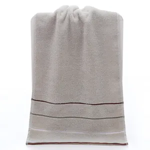 Zachte katoenen gezichtshanddoek met strepen, absorberende grijze badkamer handdoek variant.